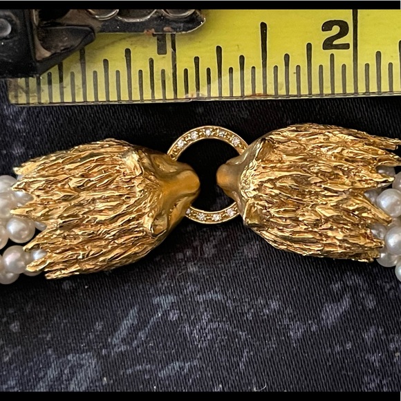 Genuine Pearl necklace with 18k lion heads clasp. Gorgeous! - Picture 7 of 17